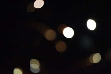 Siyah arka planda nadir görülen ışık lekeleri. Neşeli koyu arkaplan.