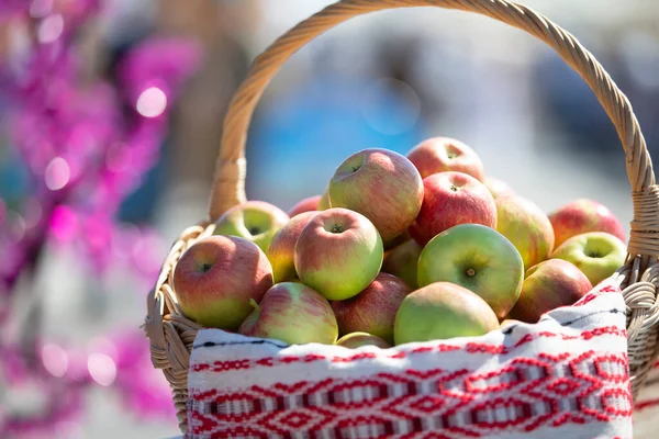 Wicker Basket Apples Blurred Background Concept Rich Harvest — Stock Photo, Image