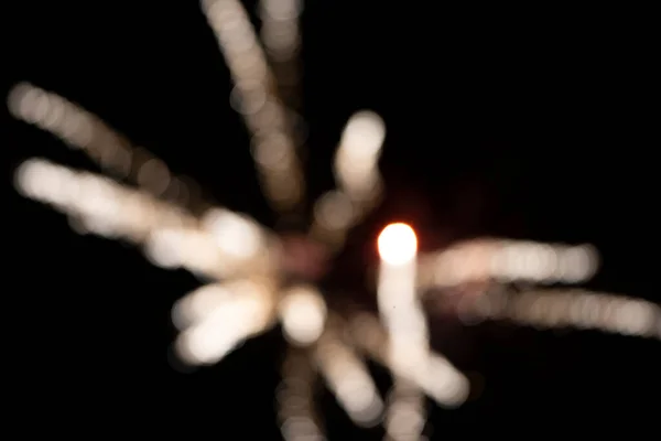 Macchie Sfocate Raggi Fuochi Artificio Uno Sfondo Nero Sfondo Notte — Foto Stock