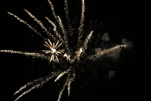 Raggi Oro Fuochi Artificio Uno Sfondo Nero — Foto Stock