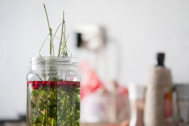 Limonlu cam kavanoz ve yabanmersini kompostosu..