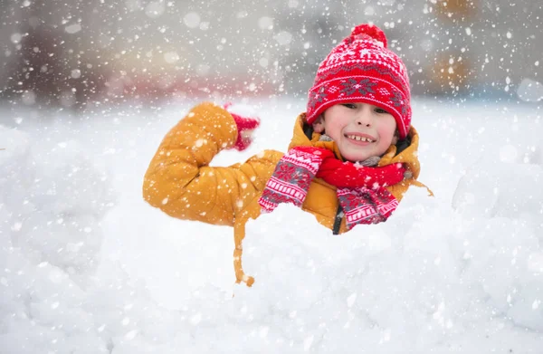 Barn Vintern Glad Pojke Ljusa Kläder Leker Snön — Stockfoto