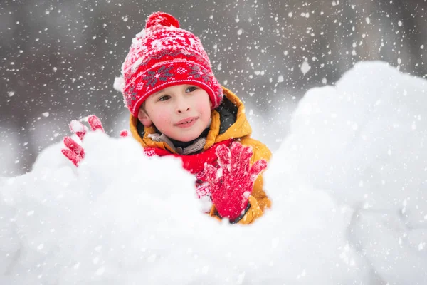 Barn Vintern Glad Pojke Ljusa Kläder Leker Snön — Stockfoto
