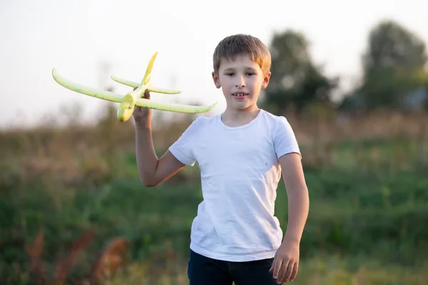 Little Boy Field Plays Yellow Plane — Φωτογραφία Αρχείου