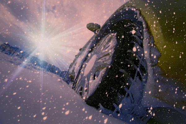 Car Wheel Snow Dark Background — Stock Photo, Image