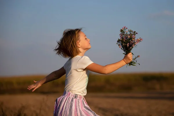 Beautiful Little Girl Meadow Bouquet Flowers Child Beautiful Summer Field — Stock Photo, Image