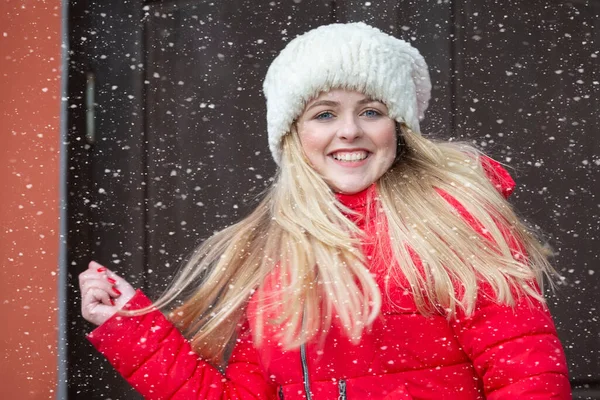 Портрет Красивой Блондинки Теплой Шляпе Красной Куртке Падающем Снегу — стоковое фото