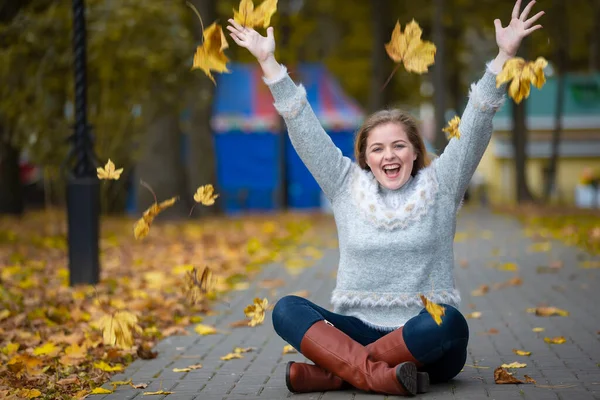 Beautiful Girl Autumn Park Scatters Yellow Leaves — Stock Photo, Image