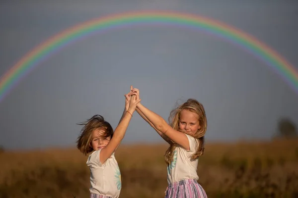 Due Bambine Stanno Campo Estivo Con Mani Alzate Sotto Arcobaleno — Foto Stock