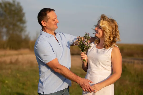 Beautiful Middle Aged Couple Love Hugging Background Nature — Stock Photo, Image