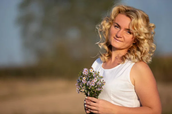 Mooi Blond Van Middelbare Leeftijd Met Een Boeket Wilde Bloemen — Stockfoto