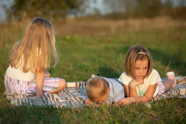 Drie Trieste Kinderen Liggen Het Gras Natuur — Stockfoto