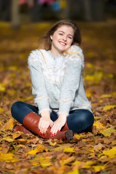 Piękna Młoda Kobieta Jesiennym Parku — Zdjęcie stockowe
