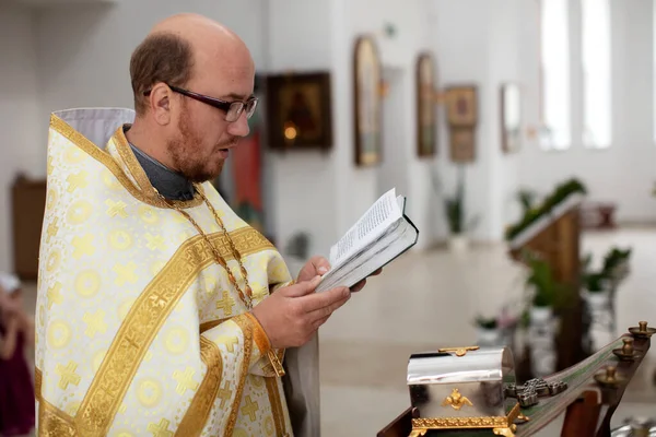 2020 년 7 월 15 일. 고 멜. 도시 교회. 사제는기도를 읽는다. — 스톡 사진