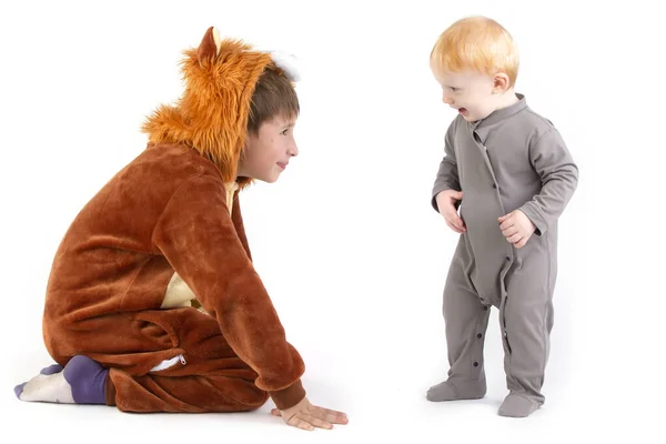 Sur Fond Blanc Enfant Joue Avec Son Frère Vêtu Costume — Photo