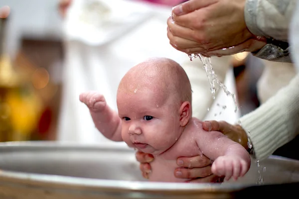 Православное Крещение Ребенка Младенец Купели Крещения Церкви Руки Священника Льют — стоковое фото