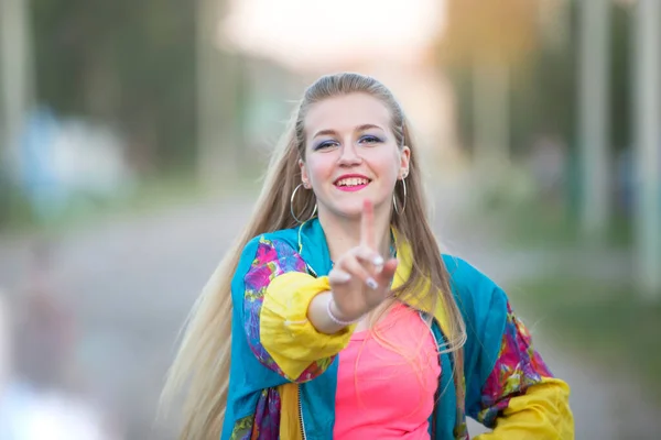 Mooi Blond Meisje Gekleed Stijl Van Jaren Negentig Dansen Straat — Stockfoto