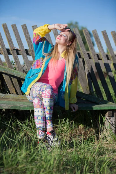 Een Meisje Een Sport Troffel Leggings Zit Buurt Van Een — Stockfoto