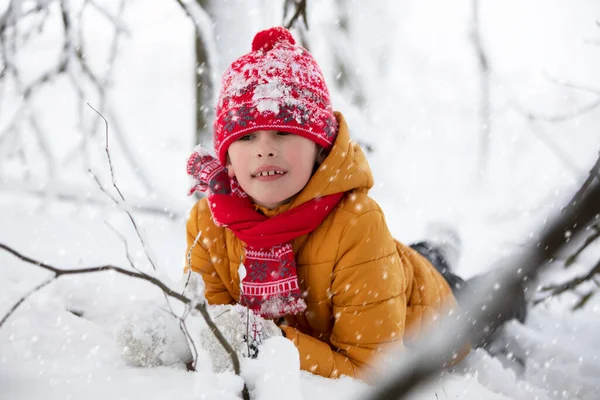 Glad Pojke Varma Kläder Ligger Snödriva Barn Vinterdag — Stockfoto
