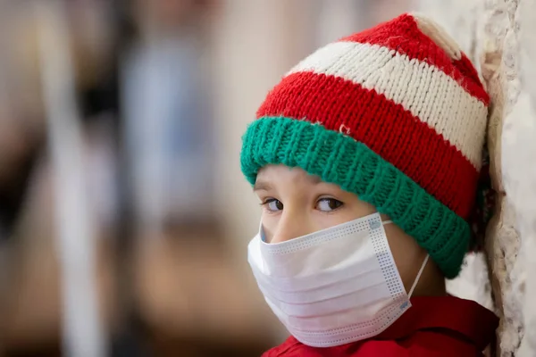 Ребенок Медицинской Маске Шляпе Санта Клауса Пандемии Коронавируса Грустный Мальчик — стоковое фото