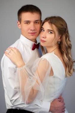 Güzel gelin ve damadın dikey klasik portresi.