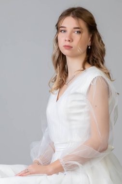 Beyaz arka planda güzel bir kızın dikey portresi..