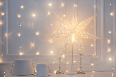 Parlak yıldız çelenkleri ve hediye kutularıyla Noel arkaplanı.