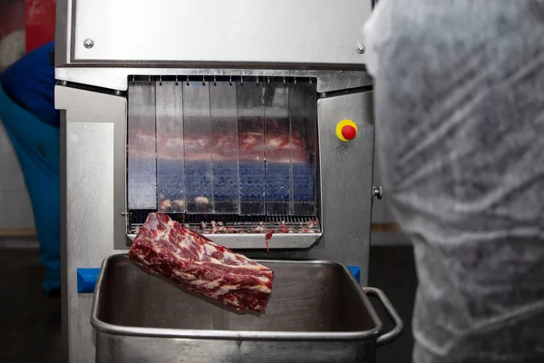 Máquina Industrial Una Fábrica Carne Para Cortar Trozos Carne — Foto de Stock