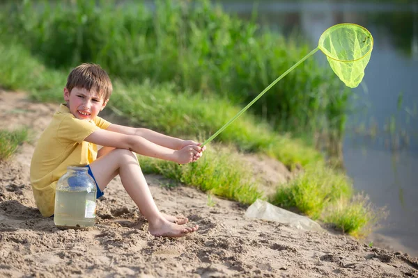 Ein Kleiner Junge Mit Fischernetz Und Krug Sitzt Ufer Eines — Stockfoto