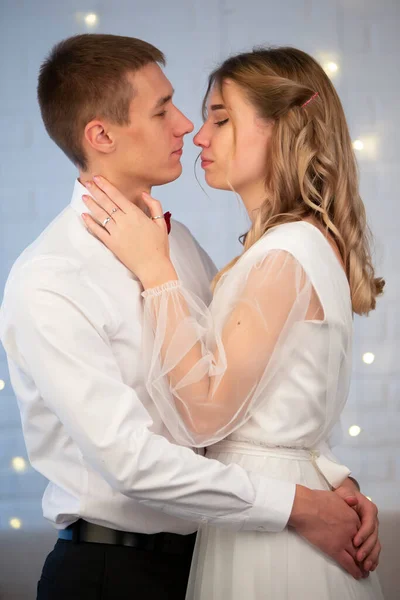 Een Grijze Achtergrond Kijken Bruid Bruidegom Elkaar Aan Mooi Koppel — Stockfoto