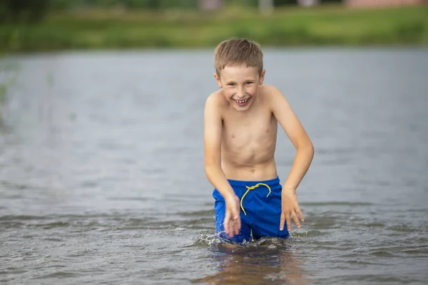 Bambino Corre Fiume Freddo Bambino Nuota Nel Lago Estate — Foto Stock