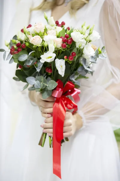 Buquê Noiva Nas Mãos Dia Casamento Flores Nas Mãos Noiva — Fotografia de Stock