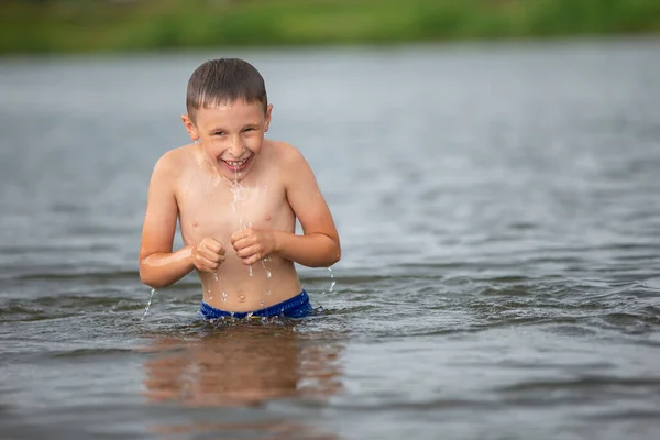 Ragazzino Nel Fiume Freddo Bambino Nuota Nel Lago Estate — Foto Stock