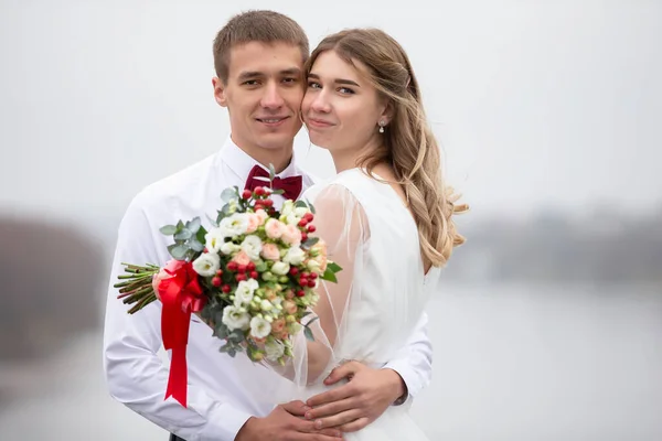 Mooi Liefdevol Paar Bruid Bruidegom Knuffelen Kijken Naar Camera — Stockfoto