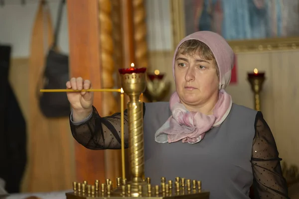 Русская Женщина Платке Зажигает Свечу Церкви — стоковое фото