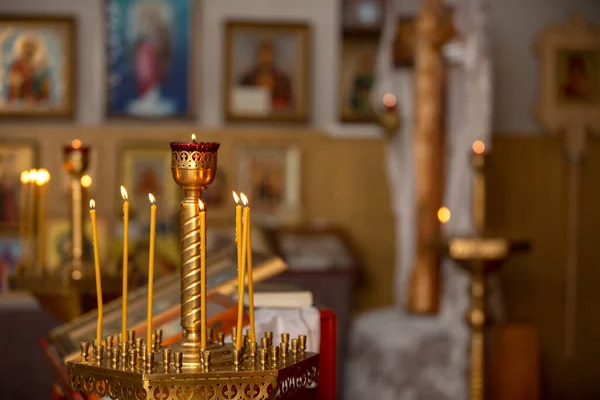 Церковні Свічки Тлі Розмитих Ікон Православна Релігія — стокове фото