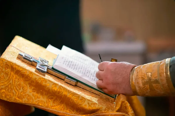 Contexto Religioso Sacerdote Mãos Cruz Bíblia — Fotografia de Stock