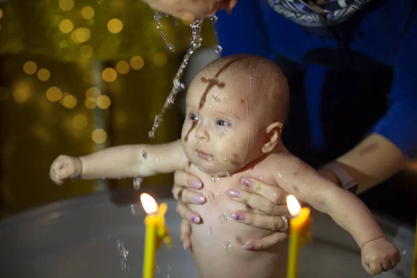 Православное Крещение Ребенка Церковный Обряд Принятия Веры Ребенок Купается Крещении — стоковое фото