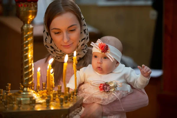 Мать Дитя Церкви Свечах Женщина Ребенком Храме — стоковое фото