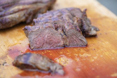 Kanla pişirilmiş sığır eti. Hafif et kızartma derecesi.