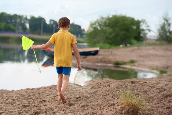 Bambino Con Una Rete Pesca Cammina Lungo Riva Del Lago — Foto Stock