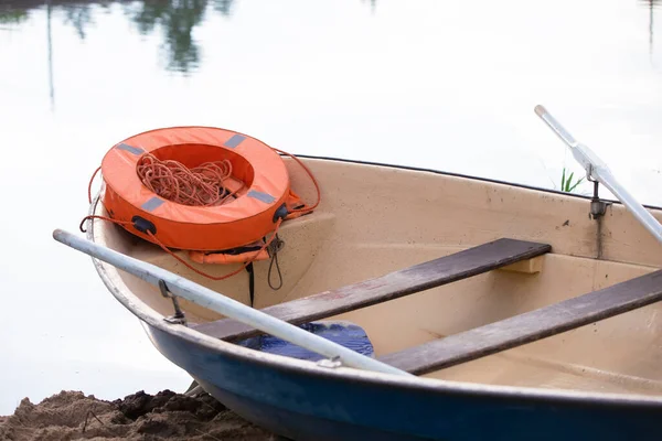 Nave Fluviale Con Remi Anello Vita Arancione Sull Acqua — Foto Stock