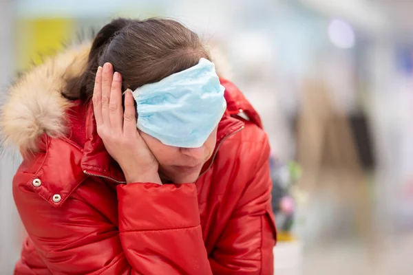 女性は目の上に医療用のマスクをつけて横になった コロナウイルスの流行による疲労 — ストック写真