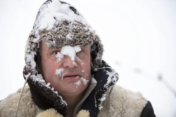 Замороженный Человек Зимний Снег Упал Ему Лицо Первый Снег Выпал — стоковое фото