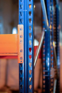 Depo raflarının metal eklemleri.