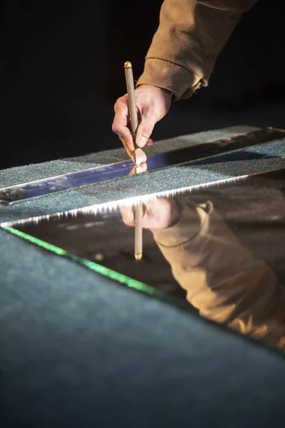 Die Hand Eines Arbeiters Zerschneidet Mit Einem Glasschneider Einen Spiegel — Stockfoto