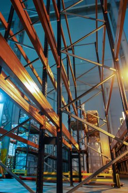 Metal raflı bir fabrika ya da atölyenin deposu..