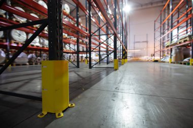Metal raflı bir fabrika ya da atölyenin deposu..