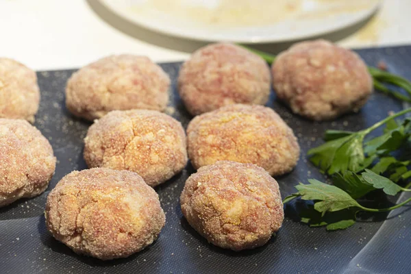 Fleischschnitzel Kochen Halbfertige Frikadellen Auf Einem Schneidebrett — Stockfoto