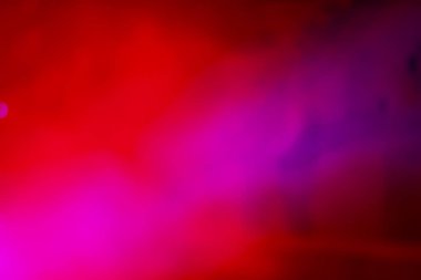 Mavi yansımalı kırmızı sahne dumanı.